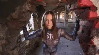 Anh chàng nhiếp ảnh gia may mắn và cô nàng spider girl ướt át
